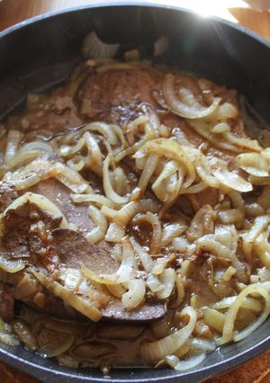 Una foto de Hígado encebollado, como debe sér.......Aúnque se me piante el lagrimónnn!!!