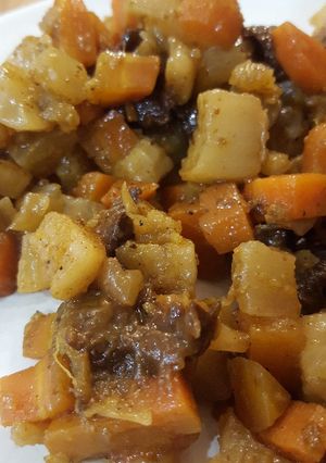 Une photo de Poêlé navets carottes pruneaux