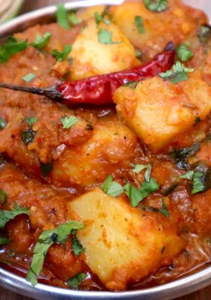લસણીયા બટાકા (lasaniya potato recipe in Gujarati) રેસીપી મુખ્ય ફોટો