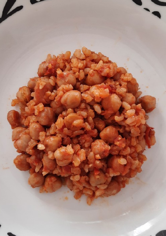Una foto de Garbanzos con sofrito y arroz integral