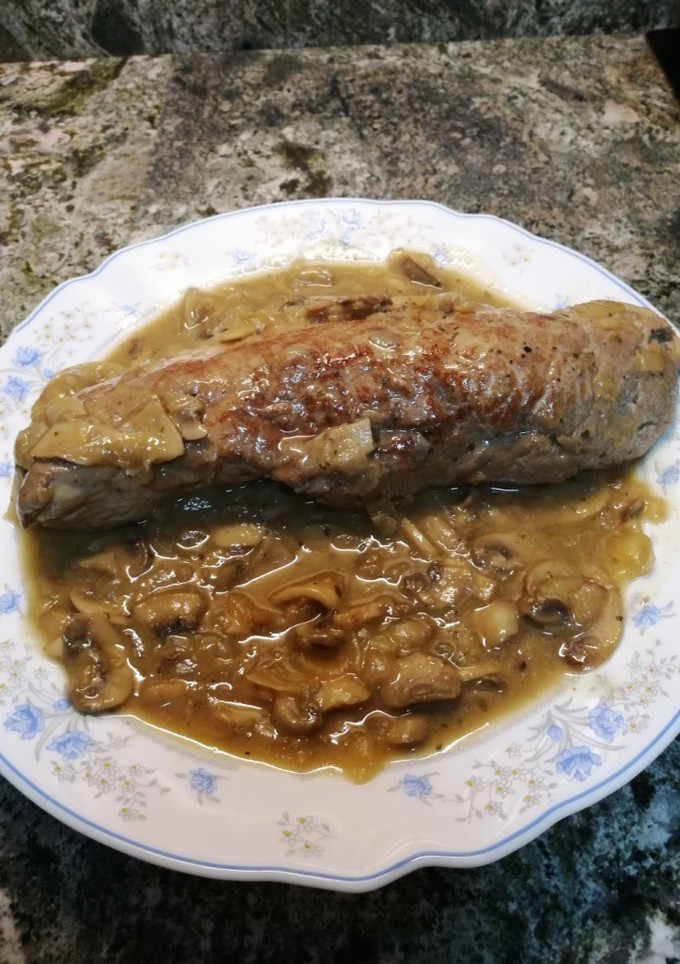 Una foto de Solomillo de cerdo con salsa de champiñones y cerveza
