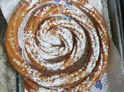 Una foto de churros con leche