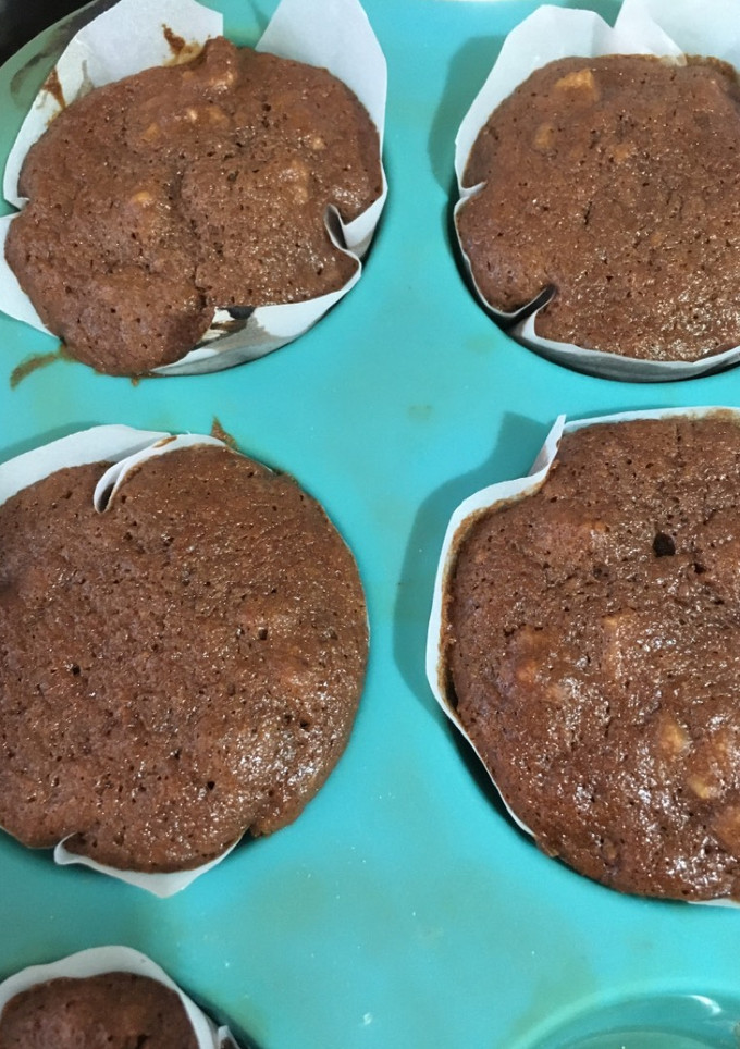 Una foto de Muffins de banana, cacao y nueces