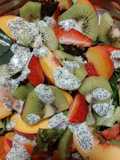 Ensalada veraniega de hojas verdes y frutas frescas