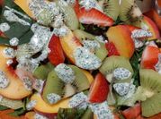 Una foto de ensalada de frutas con yogurt