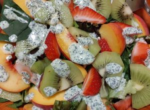 Una foto de Ensalada veraniega de hojas verdes y frutas frescas