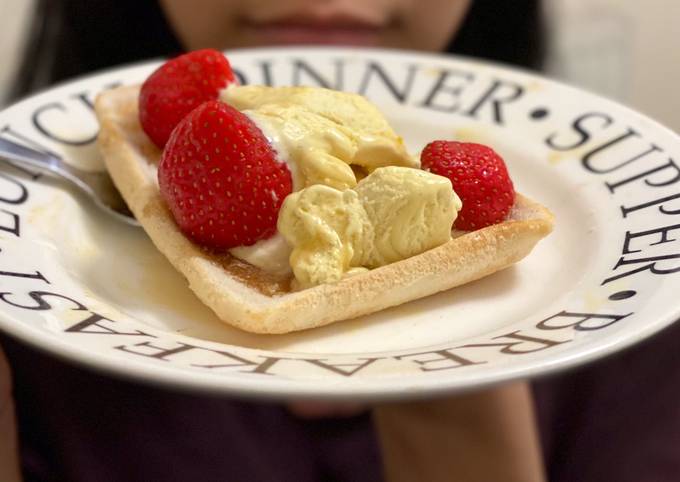 Easy Maple Bread Toast with Strawberry and Vanilla Ice Cream