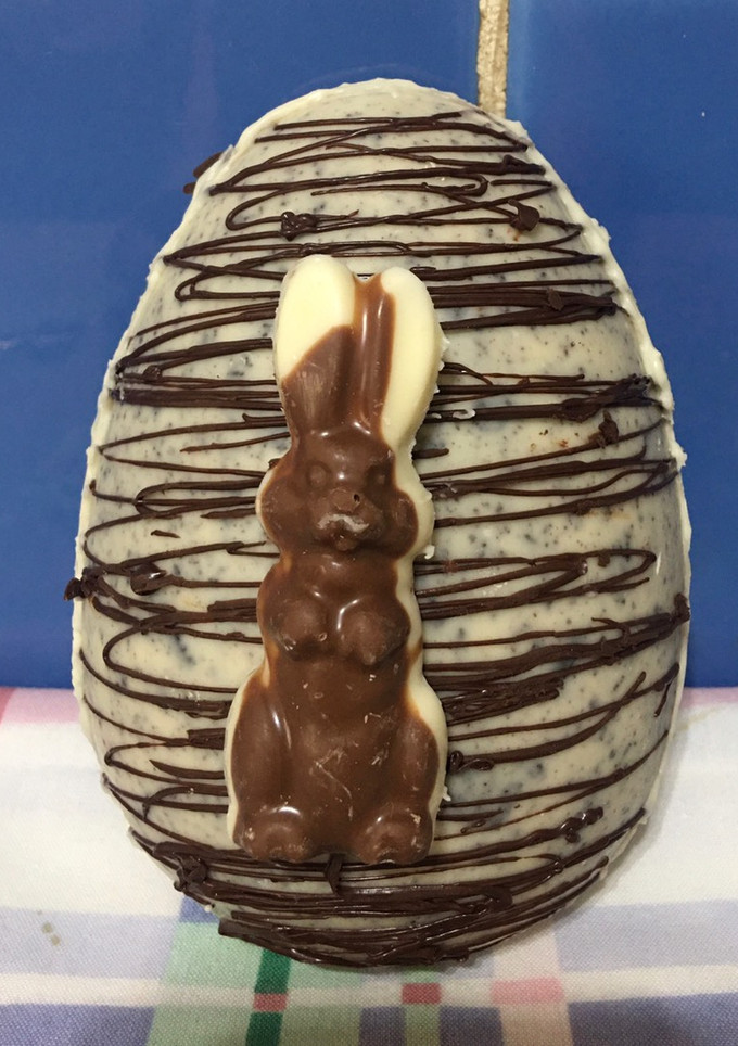 Una foto de Huevo de Pascua, cáscara óreo rellena