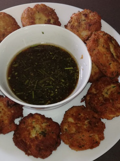 Una foto de Pastelitos de pescado con salsa agridulce