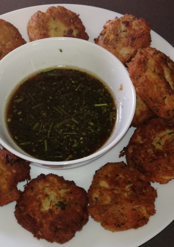 Una foto de Pastelitos de pescado con salsa agridulce