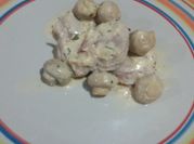 Una foto de solomillo con nata y champiñones