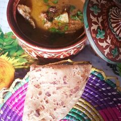 A picture of Aloo gosht with roti.