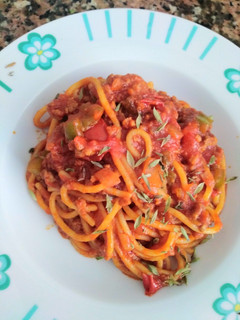 Una foto de Espaguetis con carne, tomate y verduritas