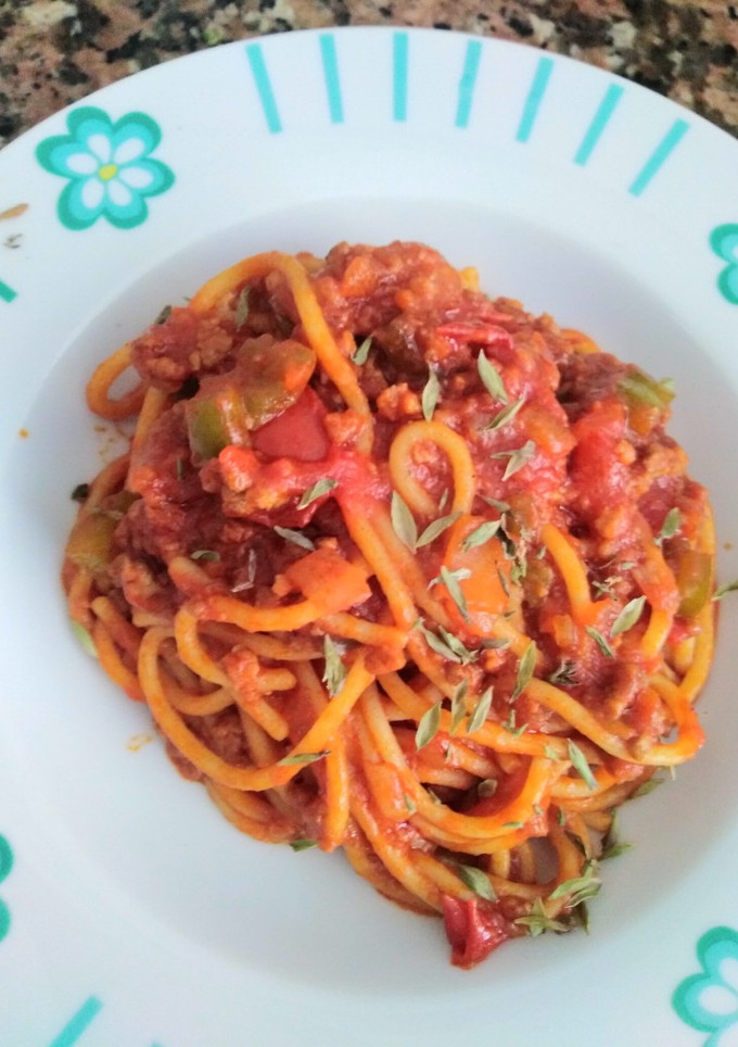 Una foto de Espaguetis con carne, tomate y verduritas