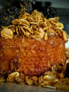 Una foto de Torrijas españolas cubiertas con granola y miel de abejas