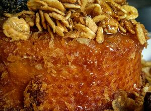 Una foto de Torrijas españolas cubiertas con granola y miel de abejas