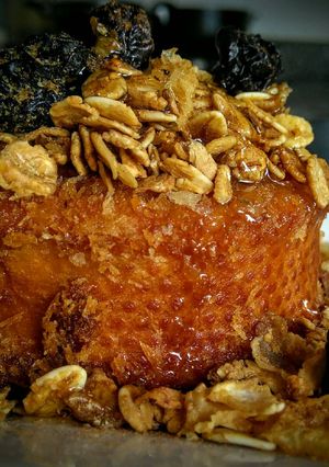 Una foto de Torrijas españolas cubiertas con granola y miel de abejas