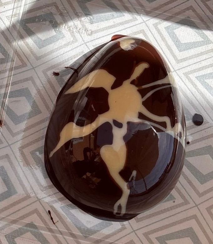 Una foto de Huevos de Pascua de dos colores quedan divinos