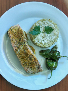 Una foto de Salmón marinado en papillote, arroz con pesto y pimientos de padrón fritos