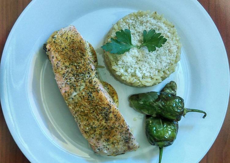 Salmón marinado en papillote, arroz con pesto y pimientos de padrón fritos