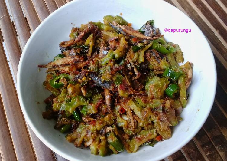 Langkah Mudah untuk mengolah Sambal Ikan Sampah (Dengan Pare) Anti Gagal