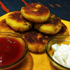 A picture of Aaloo Tikki.