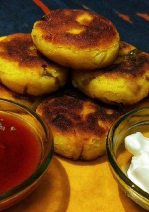 A picture of Aaloo Tikki.