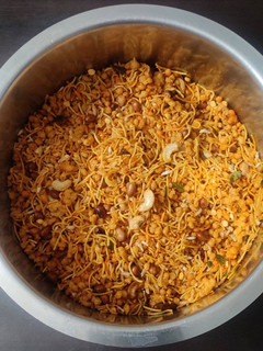 பூண்டு மிக்சர் (Garlic Mixture recipe in tamil) செய்முறை முக்கிய புகைப்படம்