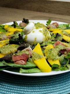 Una foto de Ensalada de jamón y mango