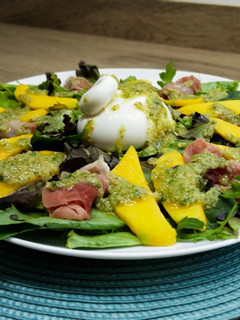 Una foto de Ensalada de jamón y mango