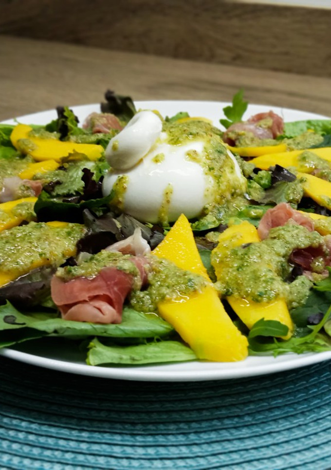 Una foto de Ensalada de jamón y mango