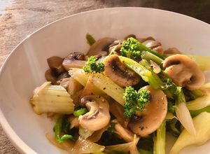 Hình của món 🌱 Nấm Mỡ Xào Cần Tây (Vegan).