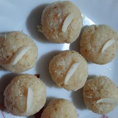 A picture of Instant coconut ladoo.