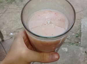 Una foto de Licuado de frutas🍓🍐🍌