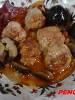 Una foto de Albondigas con jamón Ibérico y setas en salsa
