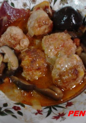 Una foto de Albondigas con jamón Ibérico y setas en salsa