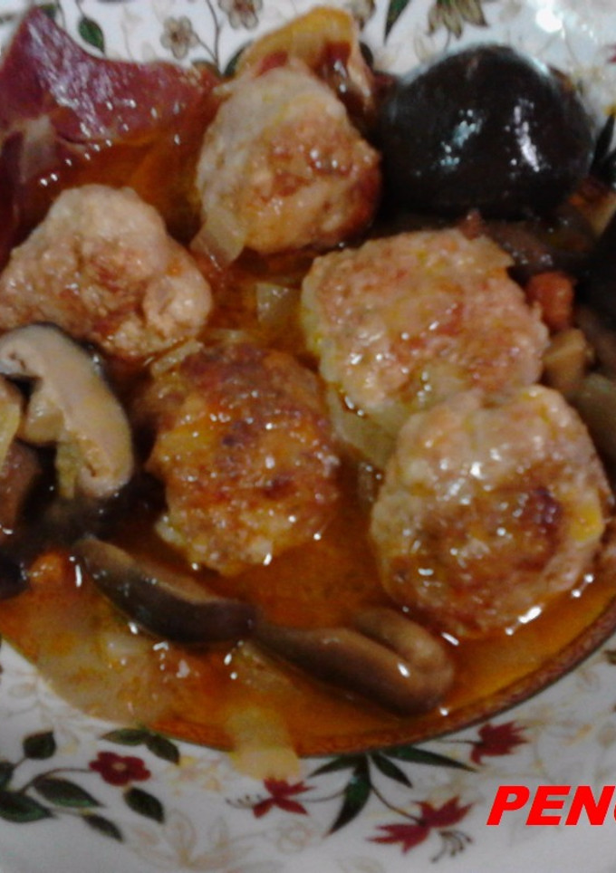 Una foto de Albondigas con jamón Ibérico y setas en salsa