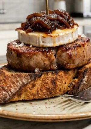 Una foto de Pintxo de Solomillo con Queso de Cabra y Cebolla Caramelizada