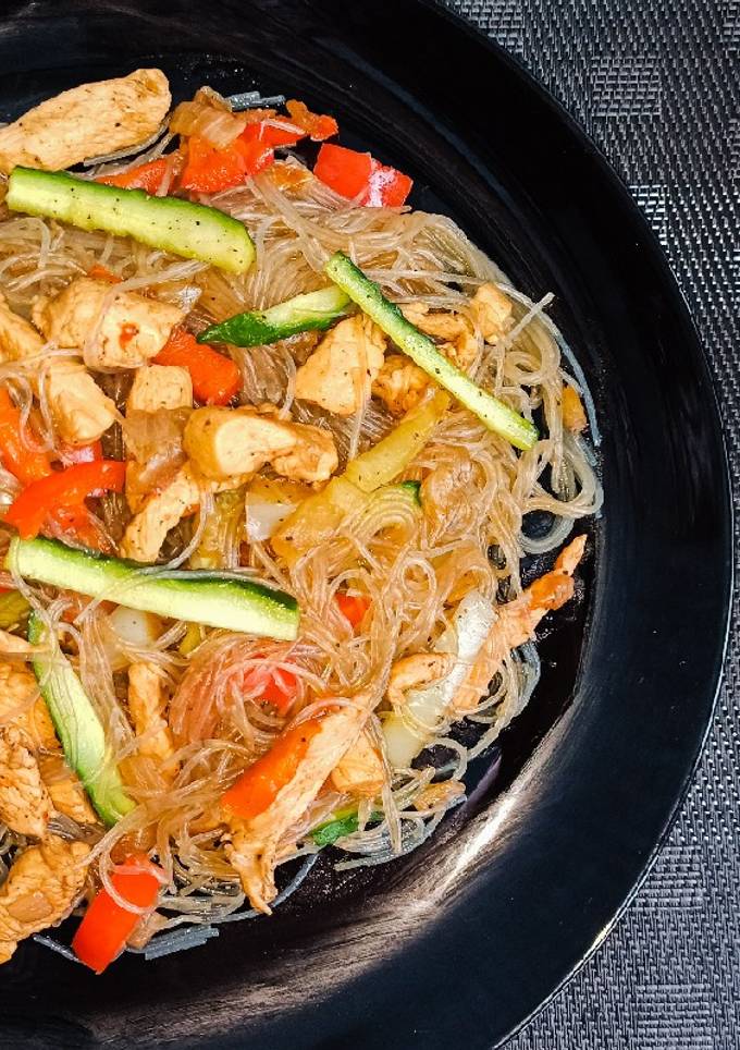 Фунчоза з куркою і овочами