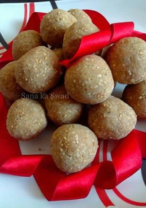 गुड तिल नारियल लड्डू (#Jaggery TIL COCONUT LADDU recipe in hindi) रेसिपी मुख्य फोटो