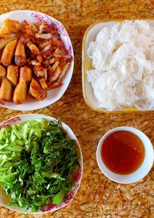 Hình của món Bún thịt nướng, chả giò.