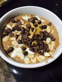 Una foto de Smoothie bowl de chocolate y crema de maní