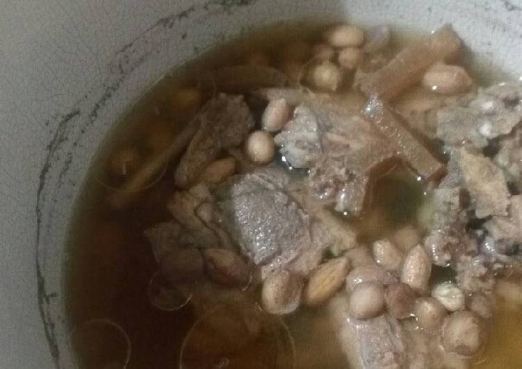Sup Iga babi kacang tanah (tidak halal)