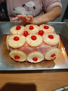 Una foto de Jamón horneado con piña y cereza