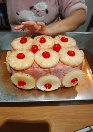 Una foto de Jamón horneado con piña y cereza