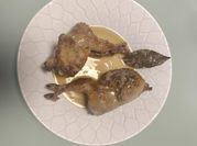 Una foto de codornices escabeche