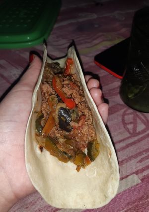 Una foto de Tacos de carne y verduras