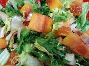 Una foto de ensalada de rabanitos cebolla