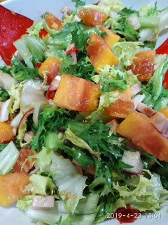 Una foto de Ensalada de escarola y papaya