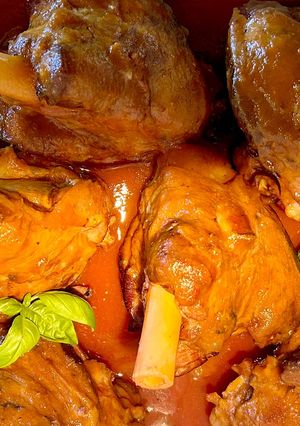 Una foto de Jarretes de cordero (souris d’agneau) con arroz perfumado a la cúrcuma